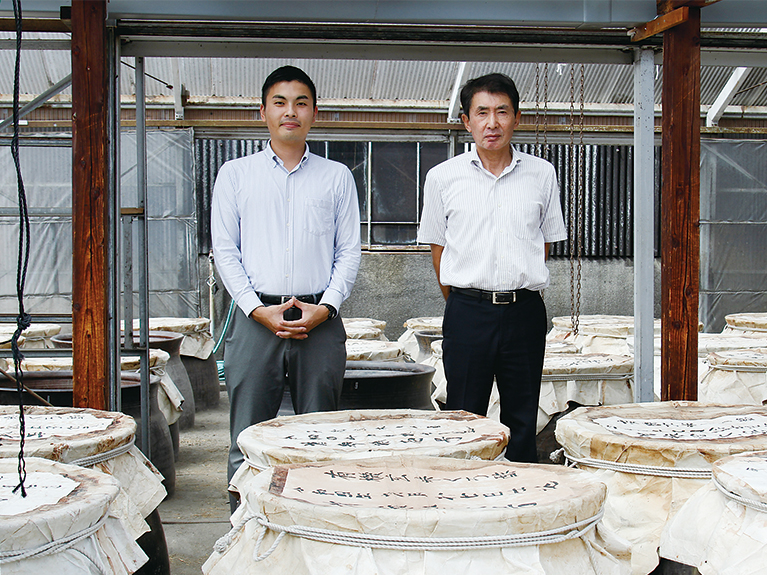 高橋 一精14代目社長㊨と息子の高橋 清太朗さん