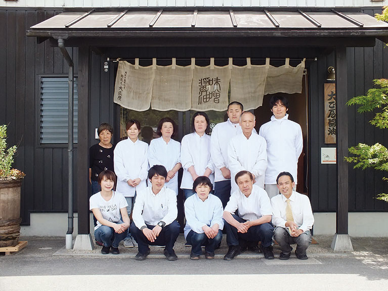 山本 周作専務（前列左から２番目）